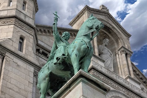 Equestrian statue of King Saint Louis in front of the Sacré-C?ur de Montmartre