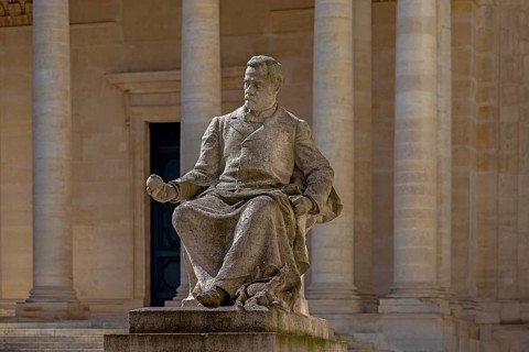 Monument to Luis Pasteur