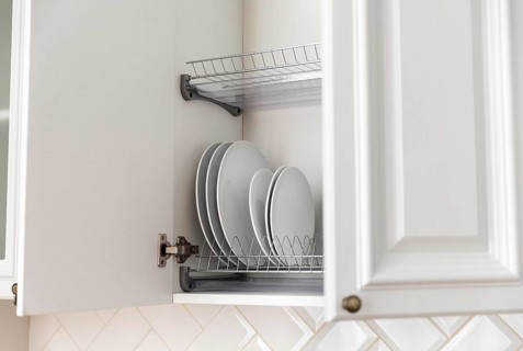 Arrangement with plates cabinet
