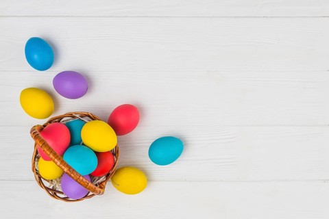Basket with easter eggs table