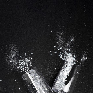 Small spangles scattered from glasses table