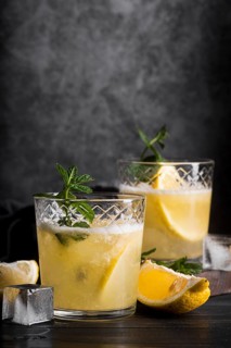 Alcoholic beverage cocktail with lemon mint