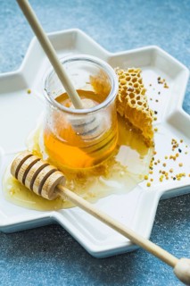 Honey pot with honey dipper honey comb floral tray