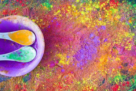 Spoon bowl with scattered powder