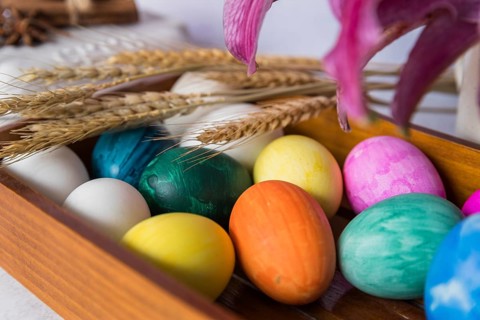 Colored eggs wheat ears tray