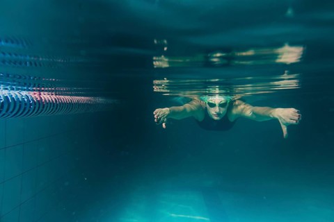 Front view swimmer diving
