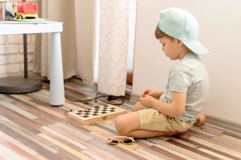 Full kid floor playing chess