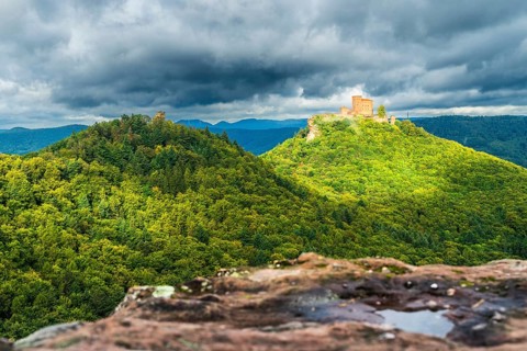 Slevogtfelsen with view on castle of Trifels