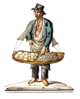 Ein Mann haelt einen grossen Korb mit Brot in der Hand