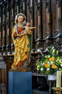 Figure of the Virgin Mary with baby Jesus and floral decoration
