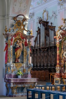 Side altar and side organ with choir stalls