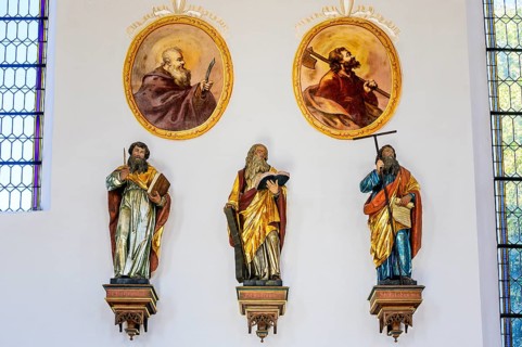 Side wall with figures of saints and pictures