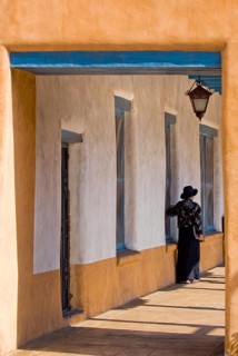 Woman with hat in an arcade in the city centre of Santa Fe