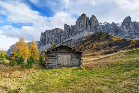 Hut in front of Sella Group