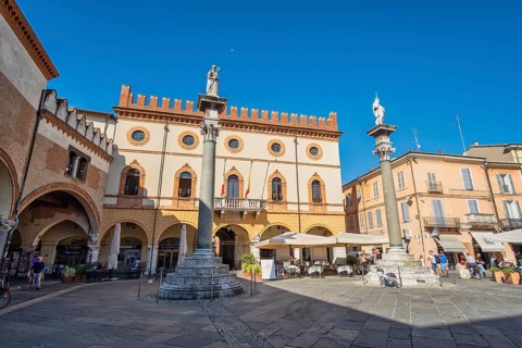 Venetian columns in Piazza del Popolo