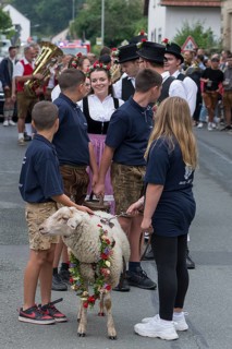 Kirchweih boys and girls with decorated sheep for the Betzenaustanzen at the traditional Lindentanzfest in Limmersdorf