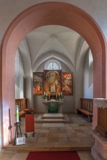 Chancel with modern altarpiece of the former fortified church of St Leonhard