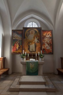 Chancel with modern altarpiece of the former fortified church of St Leonhard