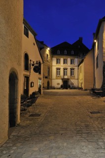 Cobbled inner court inside the Bourglinster Castle illuminated at night