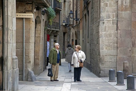 Elderly couple shopping in alley at the Barri Gotic