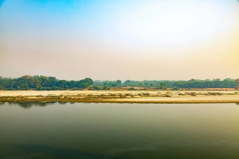 Yamuna river flowing behind Taj mahal building in Agra