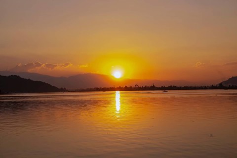 Sunset on Dale lake in Srinagar