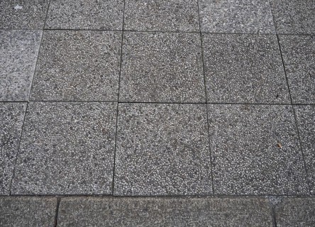 Concrete and pebble tiles floor