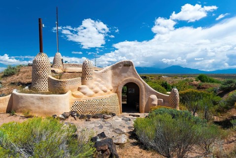 Self-sufficient earth buildings