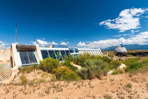 Self-sufficient earth buildings