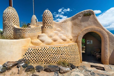 Self-sufficient earth buildings