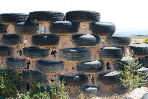 Self-sufficient earth buildings