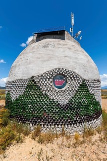 Self-sufficient earth buildings