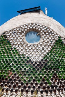 Self-sufficient earth buildings
