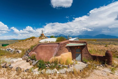 Self-sufficient earth buildings