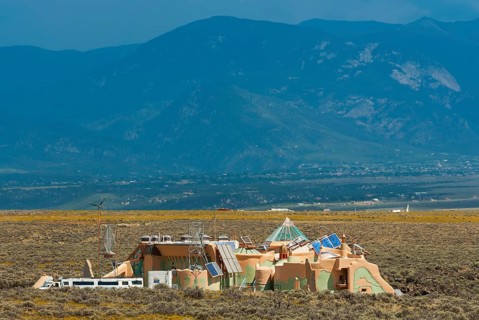 Self-sufficient earth buildings