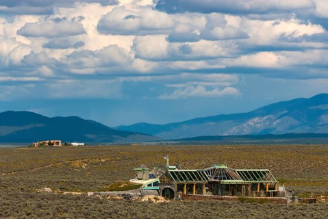 Self-sufficient zero-energy building