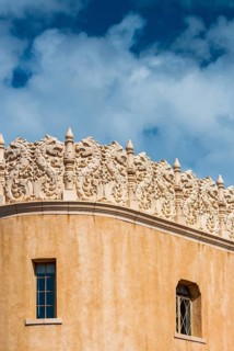 Clay plaster facade with stucco decoration