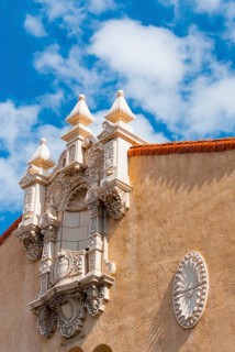 Clay plaster facade with stucco decoration