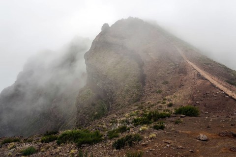 Hiking trail PR1 Vereda do Areeiro in the fog