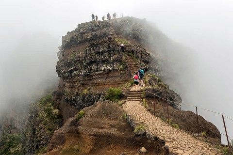 Hikers on the PR1 Vereda do Areeiro hiking trail in the fog
