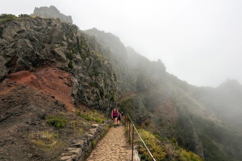 Hikers on the PR1 Vereda do Areeiro hiking trail in the fog
