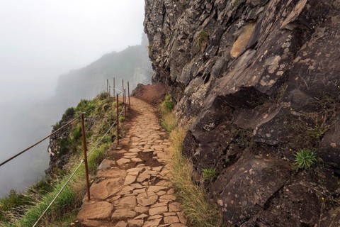 Hiking trail PR1 Vereda do Areeiro in the fog