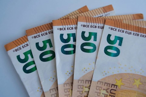 Symbol photo on the subject of cash