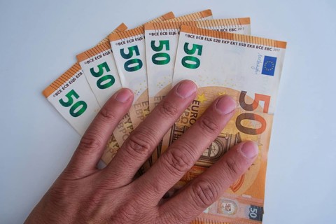 Symbol photo on the subject of cash