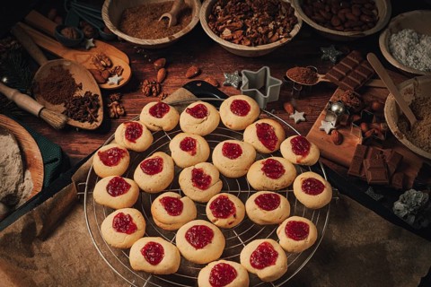 Hussarenkrapferl baked on a cake rack