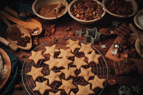 Cinnamon stars baked on a cake rack