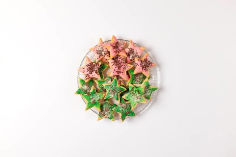 Glass plate with decorated cinnamon stars