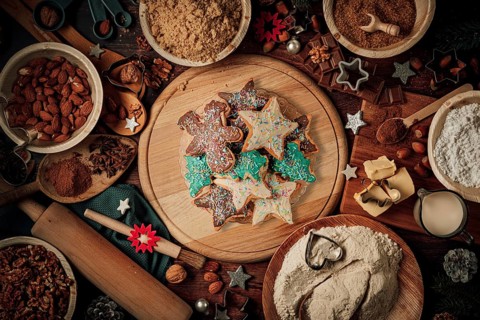 Plates with decorated gingerbread