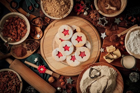 Plates with pointed biscuits
