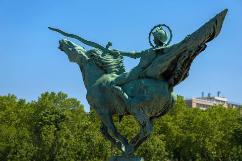 Statue of Joan of Arc on the Pont Bir Hakeim